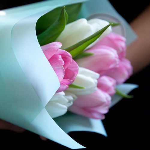 Букет из 11 тюльпанов "Вайт Пинк" (От 10 букетов)