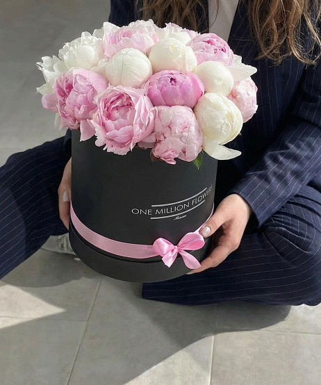 Коробка пионов "Вайт Бернар" Black - Mini